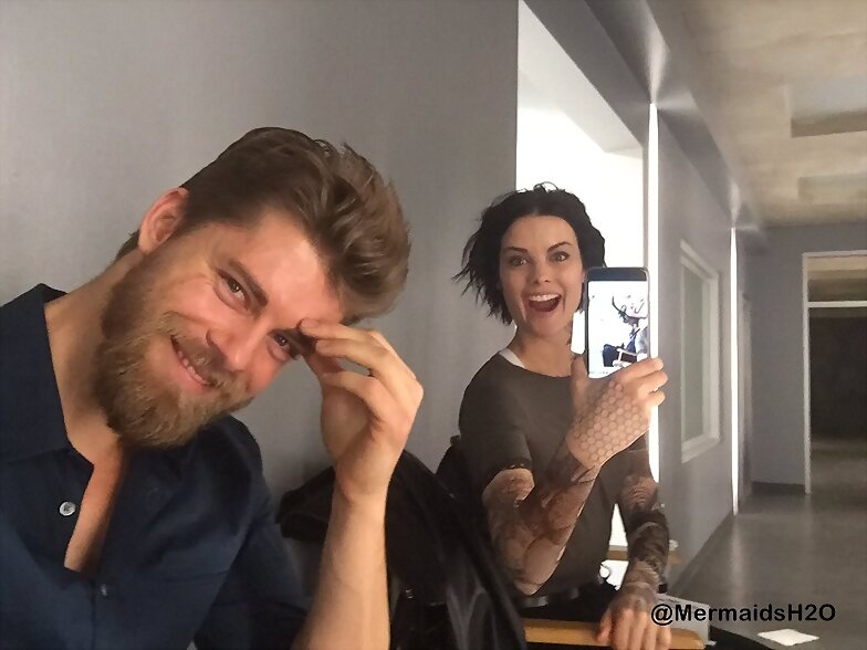Luke Mitchell y Jaimie Alexander en Blindspot