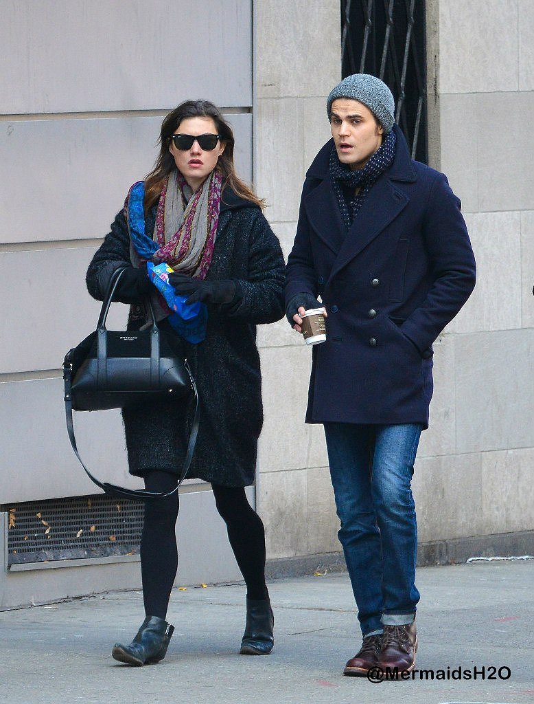 Phoebe Tonkin & Paul Wesley en New York, Nov 2013
