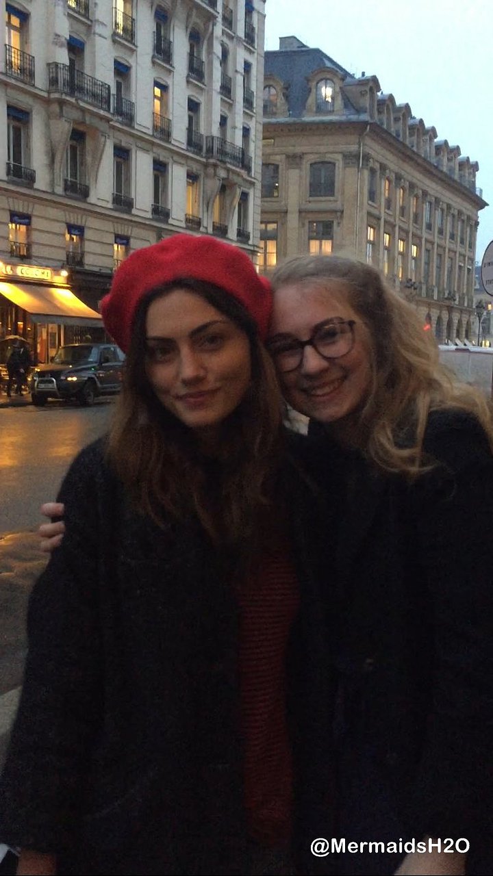 Phoebe Tonkin con una fan en Paris, Francia