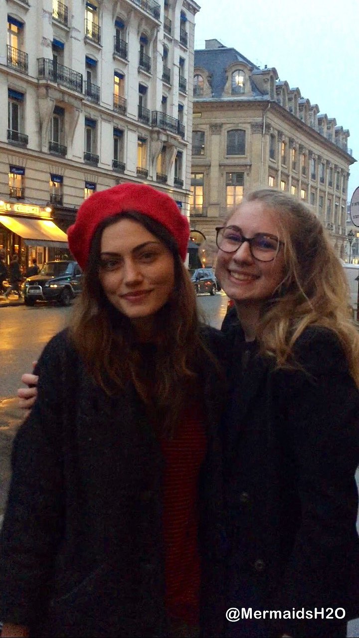 Phoebe Tonkin con una fan en Paris, Francia