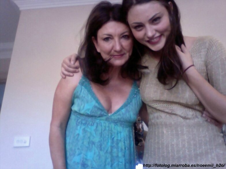 Phoebe Tonkin con su madre