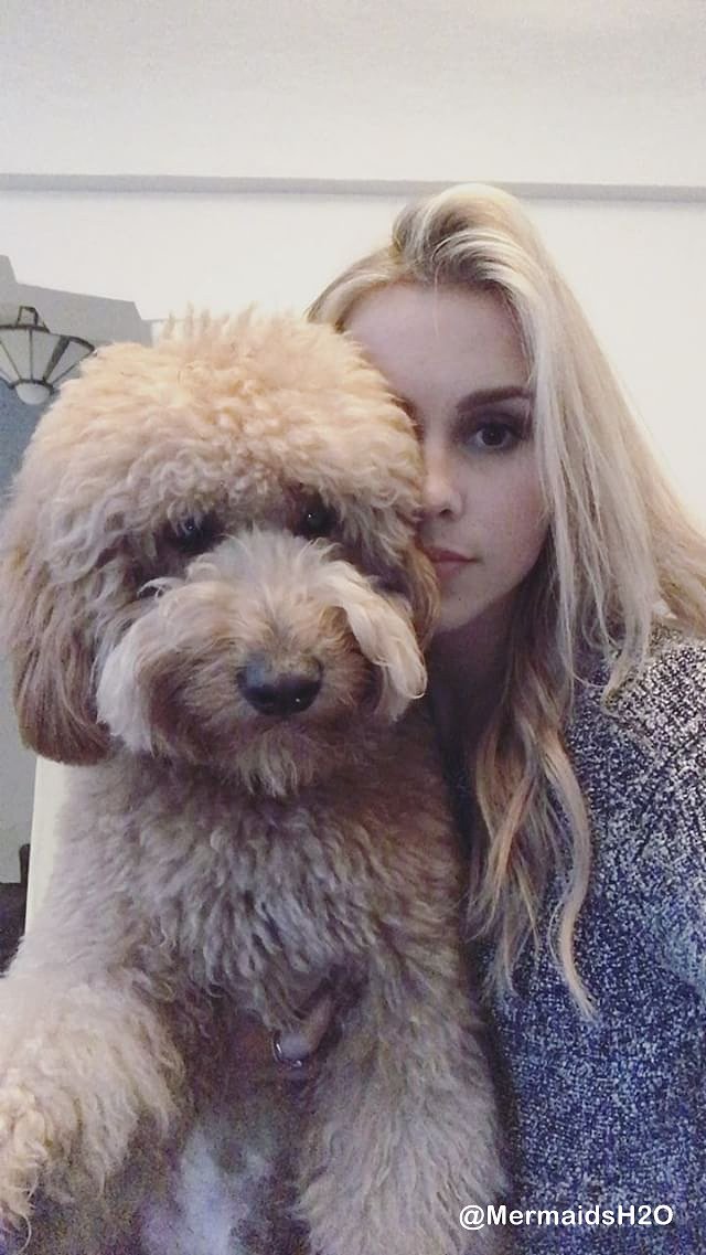 Claire Holt con su perro Henry