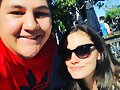Phoebe Tonkin con un fan