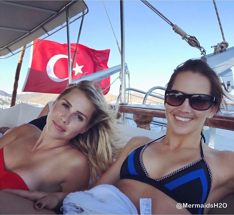 Claire Holt con su hermana en Turquía. / July 2017