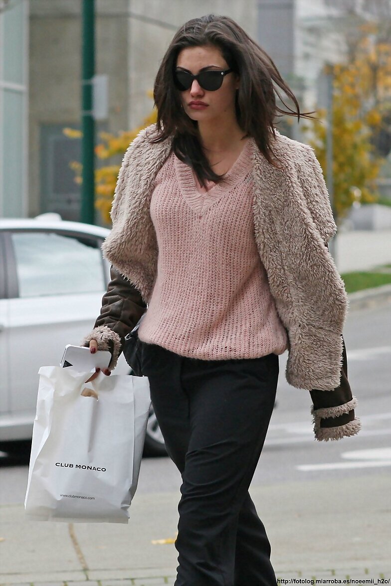 Phoebe Tonkin - Walks home in downtown Vancouver