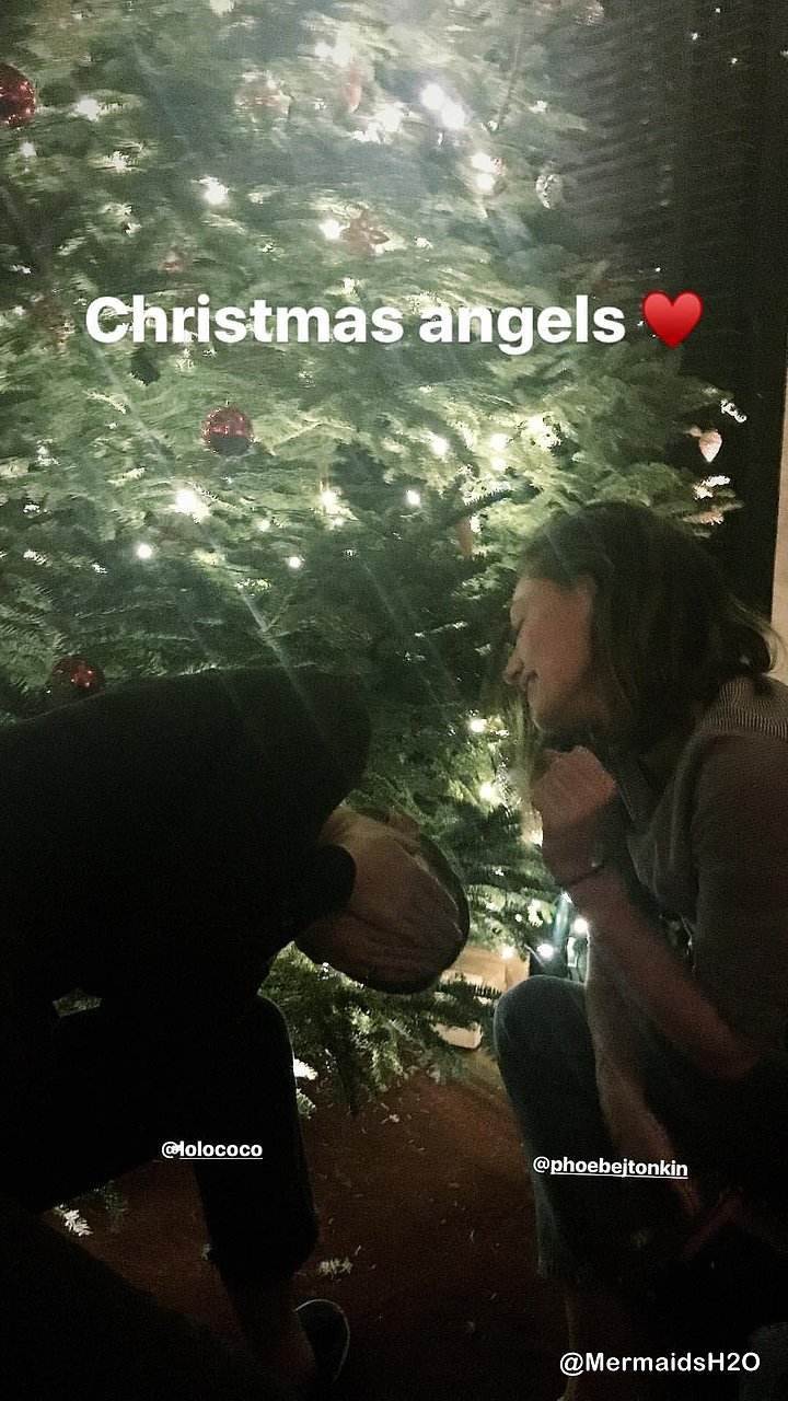 Phoebe Tonkin con amigas en Navidad | Dec 2017