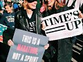 Phoebe Tonkin &amp; Lara W en el Women&#039;s March LA 2018