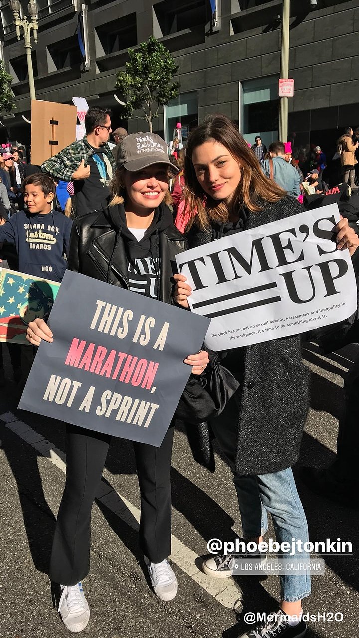Phoebe Tonkin & Lara W en el Women's March LA 2018