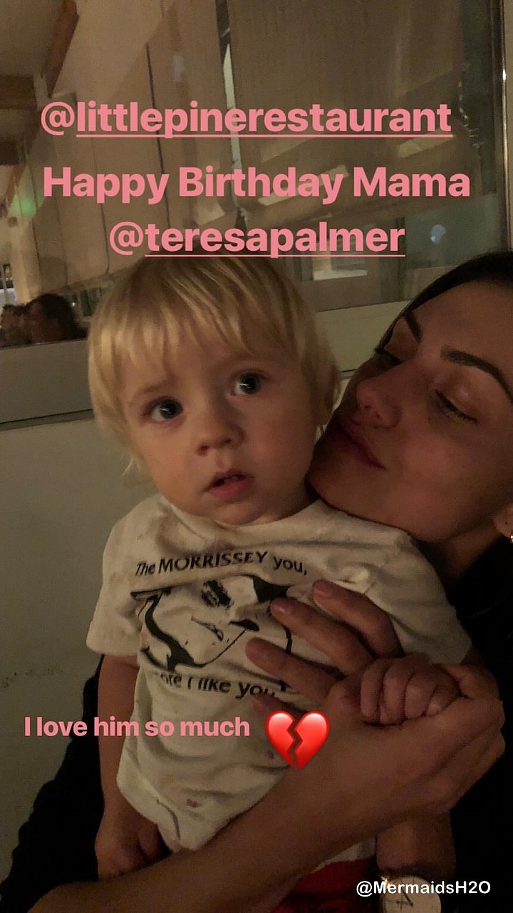 Phoebe Tonkin con la familia de Teresa Palmer