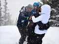 Claire Holt y Andrew Joblon con amigos en la nieve