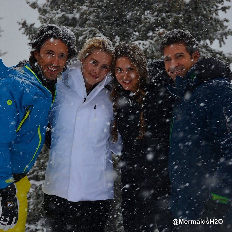 Claire Holt y Andrew Joblon con amigos en la nieve