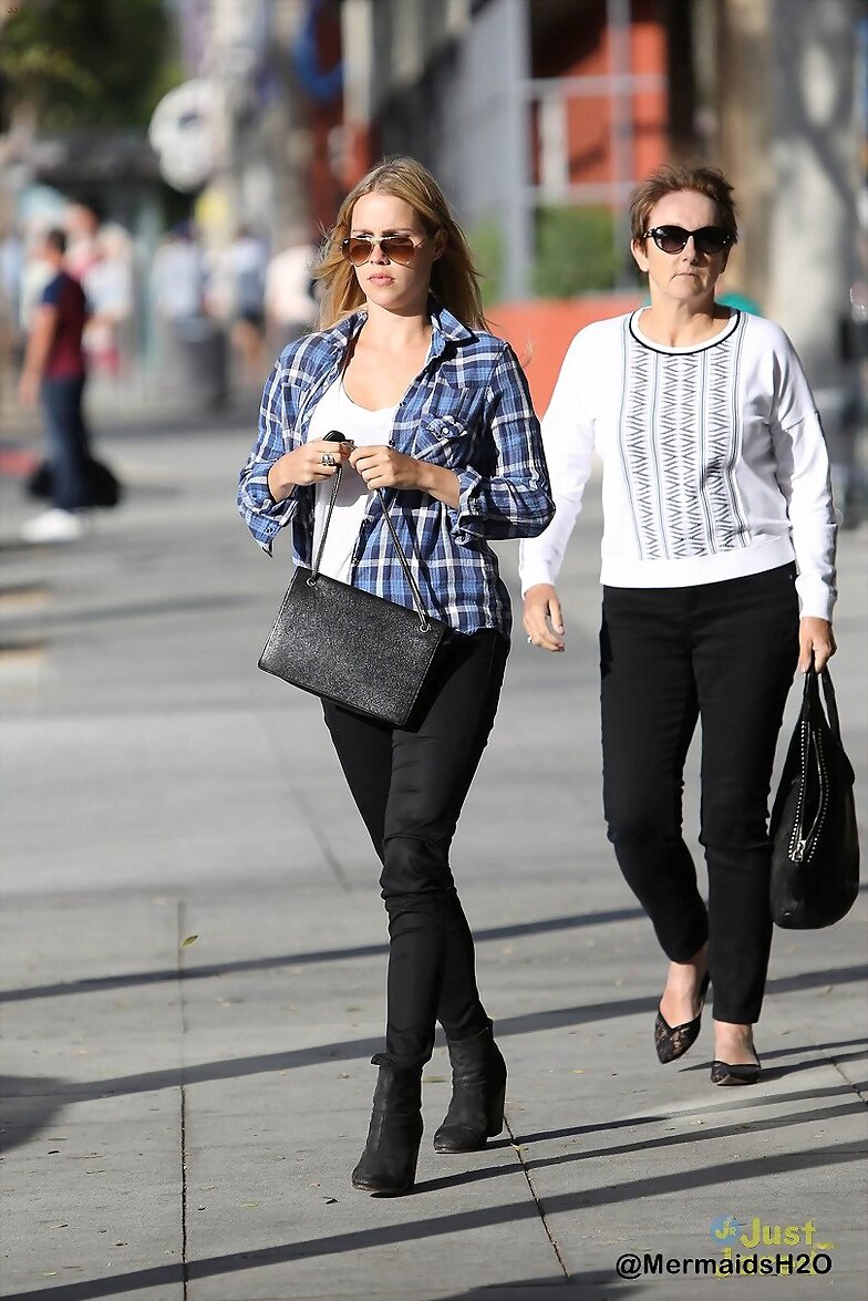 Claire Holt y su madre en West Hollywood, May 2014
