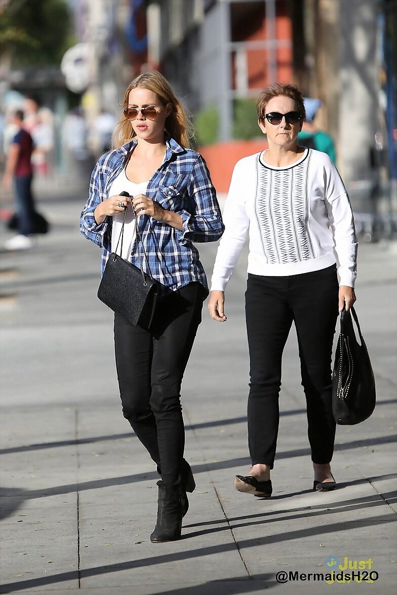 Claire Holt y su madre en West Hollywood, May 2014