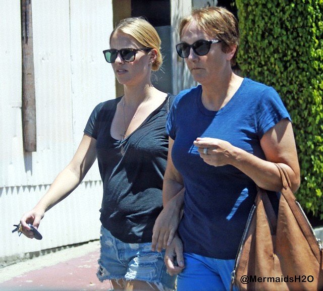 Claire Holt y su madre en Los Angeles, May 14,2014