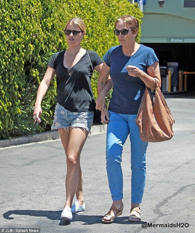 Claire Holt y su madre en Los Angeles, May 14,2014