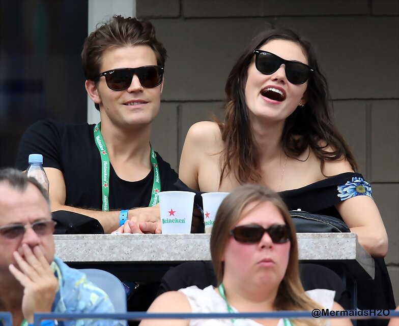 Phoebe Tonkin & Paul Wesley en US Open, Aug 2014