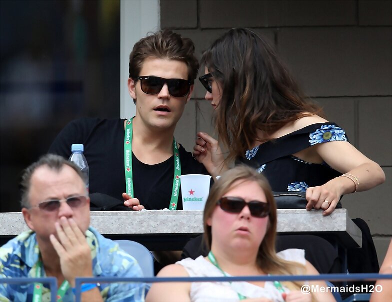 Phoebe Tonkin & Paul Wesley en US Open, Aug 2014