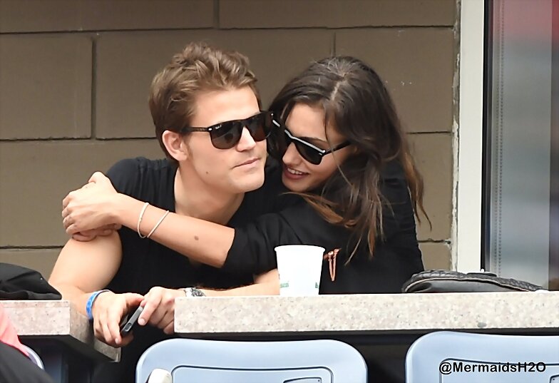 Phoebe Tonkin & Paul Wesley en US Open, Aug 2014