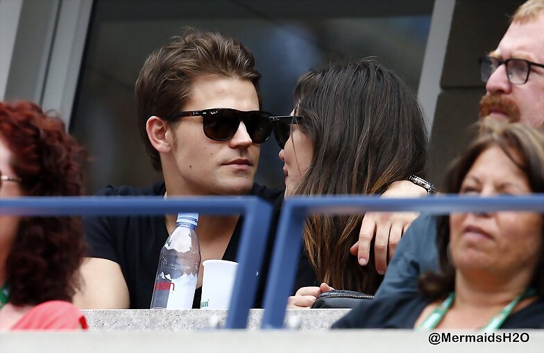 Phoebe Tonkin & Paul Wesley en US Open, Aug 2014