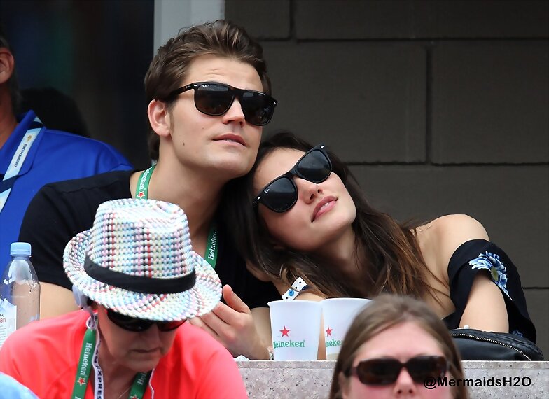 Phoebe Tonkin & Paul Wesley en US Open, Aug 2014