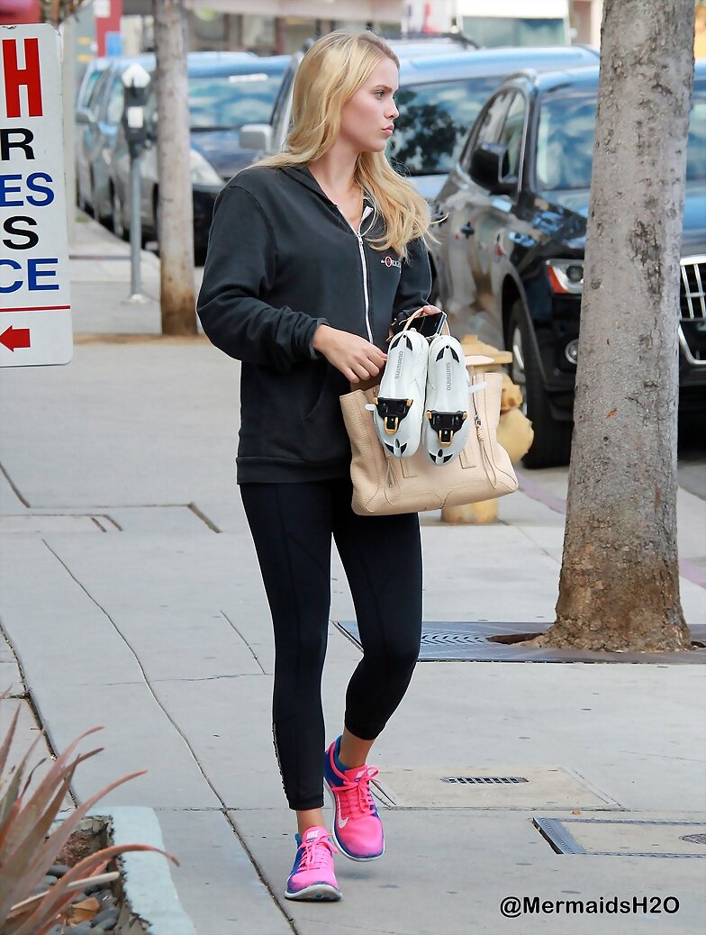 Claire Holt caminando al gym en LA, Aug 11, 2014