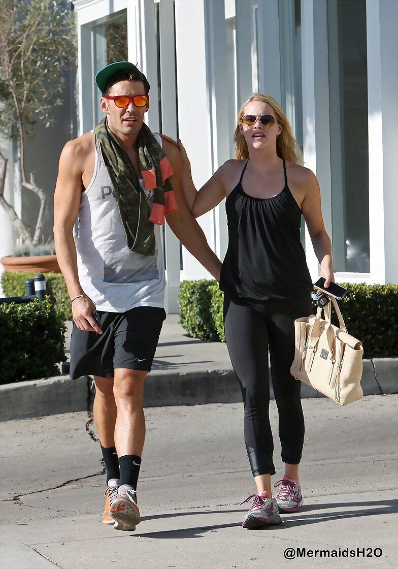 Claire Holt saliendo del gym en LA, Aug 13, 2014