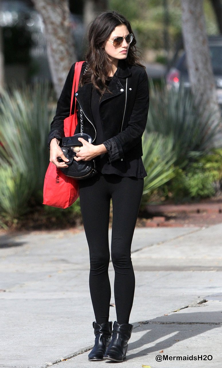 Phoebe Tonkin en Los Angeles (Dec 17, 2014)