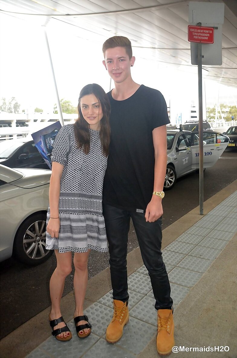 Phoebe Tonkin en aeropuerto Sydney, Dec 27, 2014