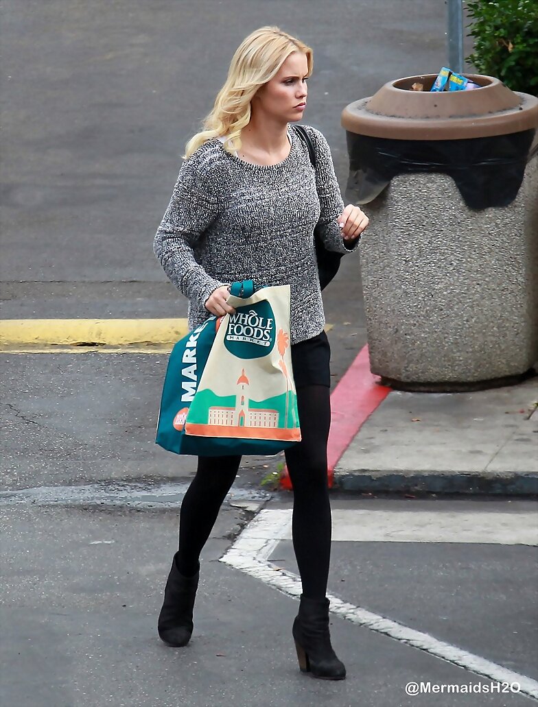 Claire Holt en West Hollywood, LA (Dec 6, 2014)