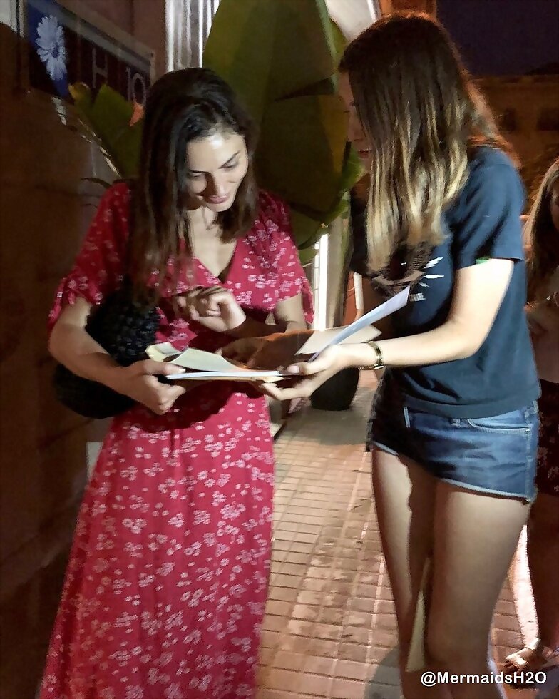 Phoebe Tonkin con una fan en Barcelona | July 2018