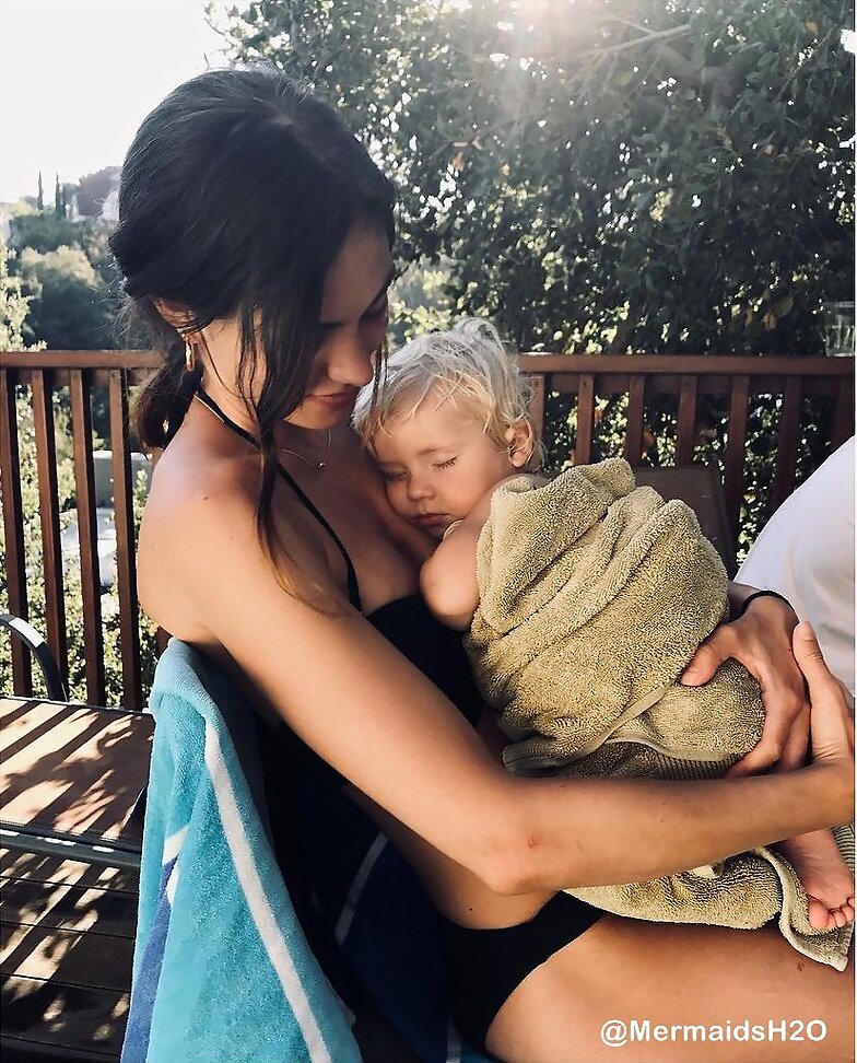 Phoebe Tonkin con el niño de Teresa P | July 2018