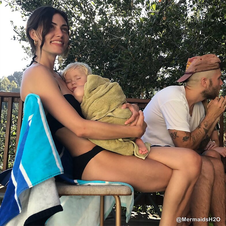 Phoebe Tonkin con el niño de Teresa P | July 2018