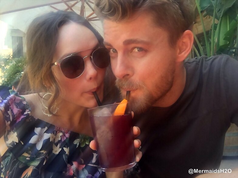 Luke Mitchell y Rebecca Breeds en Barcelona