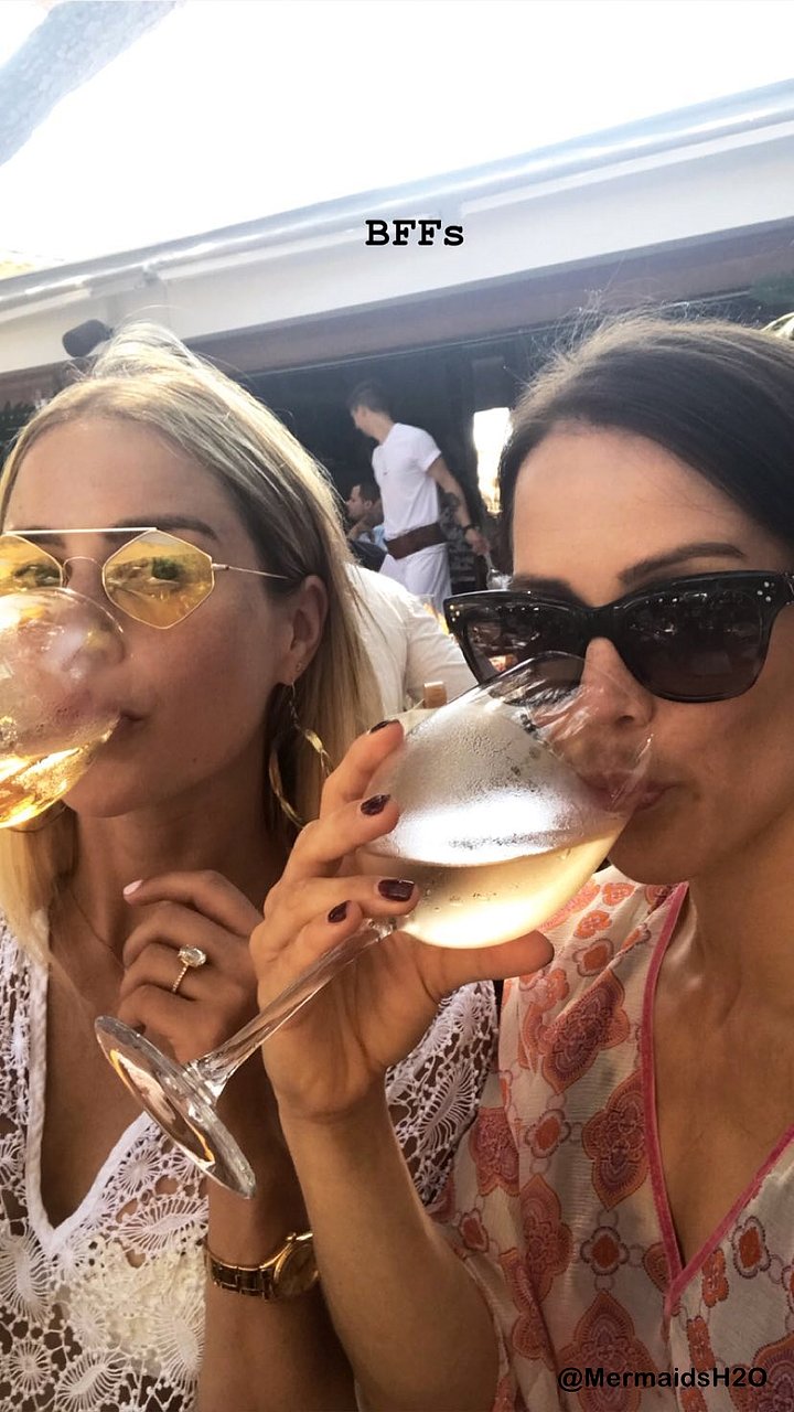 Claire Holt y su hermana en Italia | July 2018