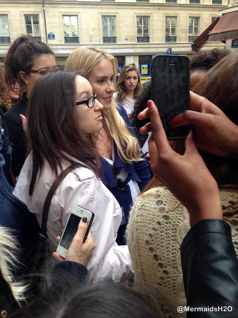 Claire Holt con fans en Paris | May 2014