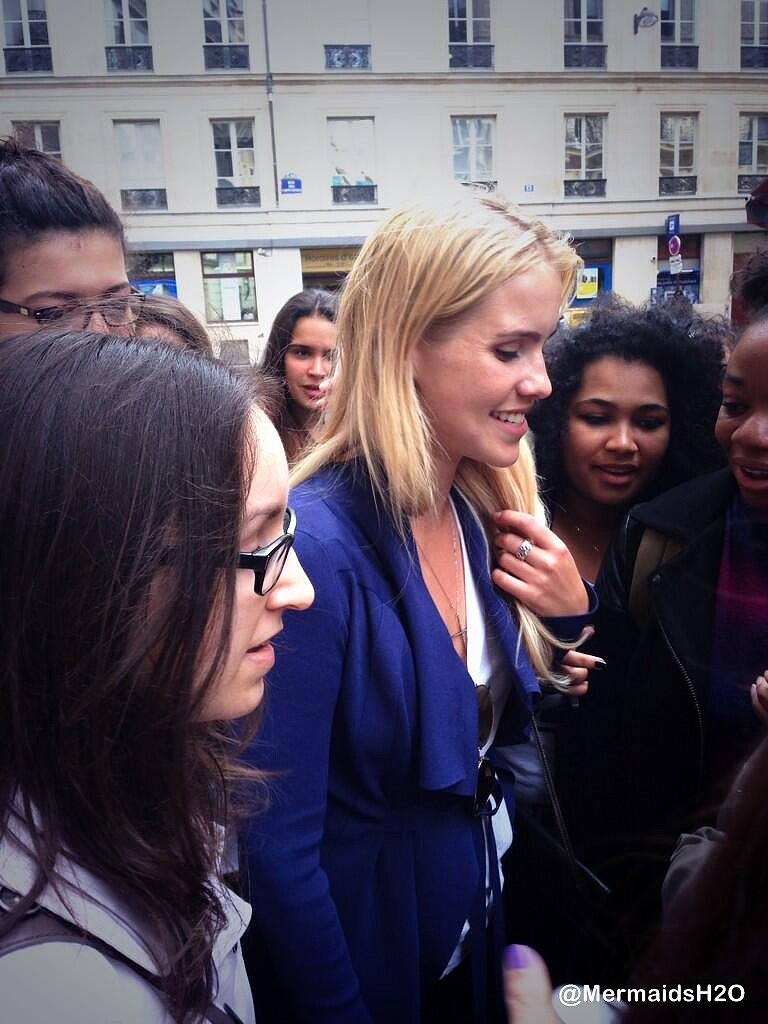 Claire Holt con fans en Paris | May 2014
