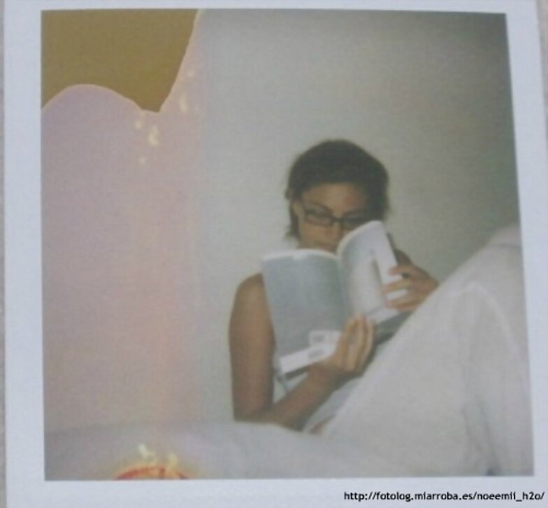 Phoebe leyendo un libro