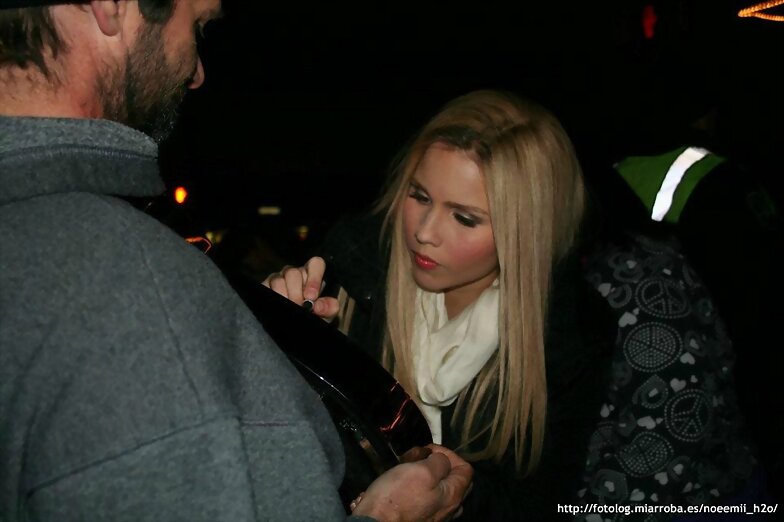 Claire firmando un autógrafo a un fan