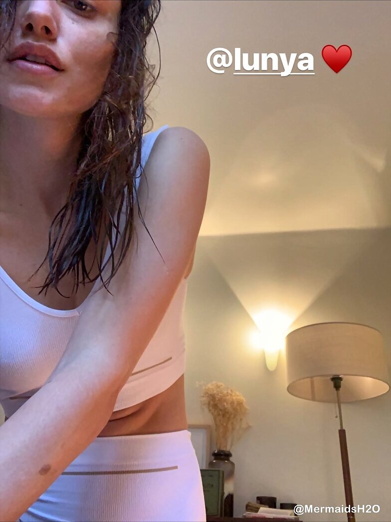 Phoebe Tonkin en Lunya (ropa) | Enero 2019