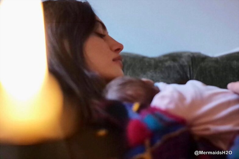 Phoebe Tonkin con la bebe de su amiga Haley Bennet