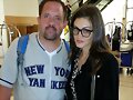 Phoebe Tonkin con un fan | Comic Con 2014