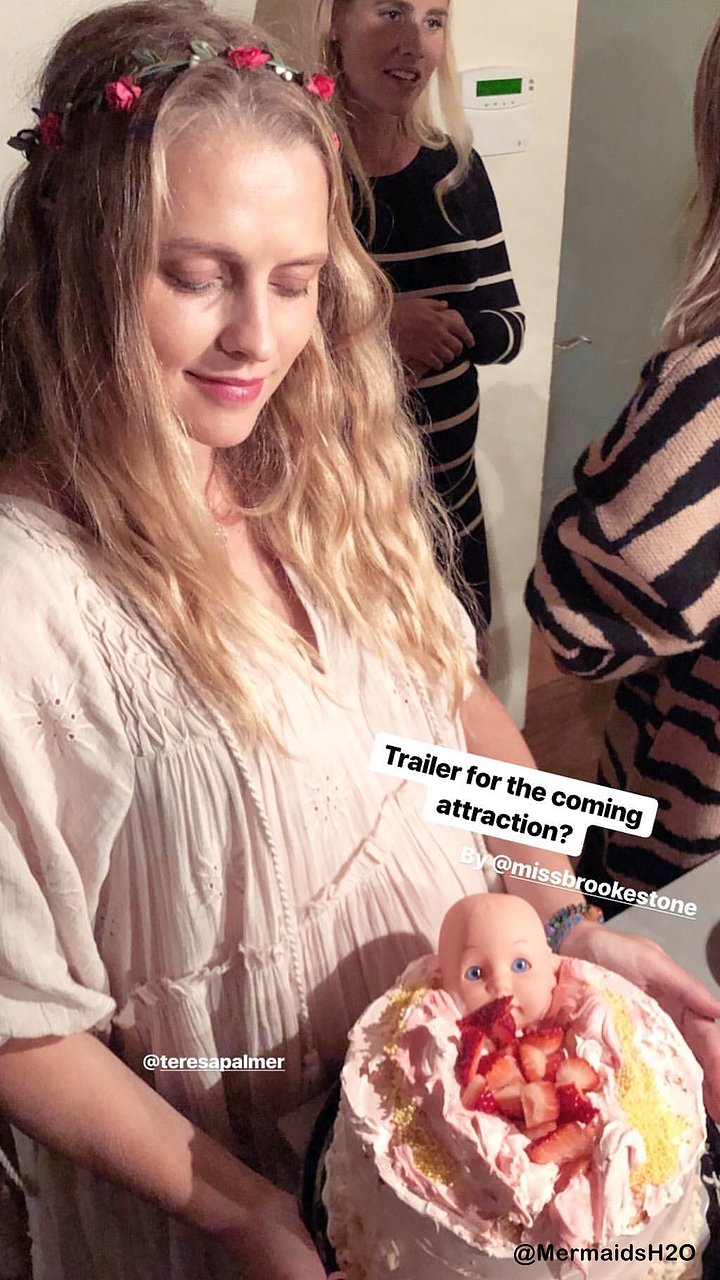 Claire Holt en el baby shower de Teresa Palmer