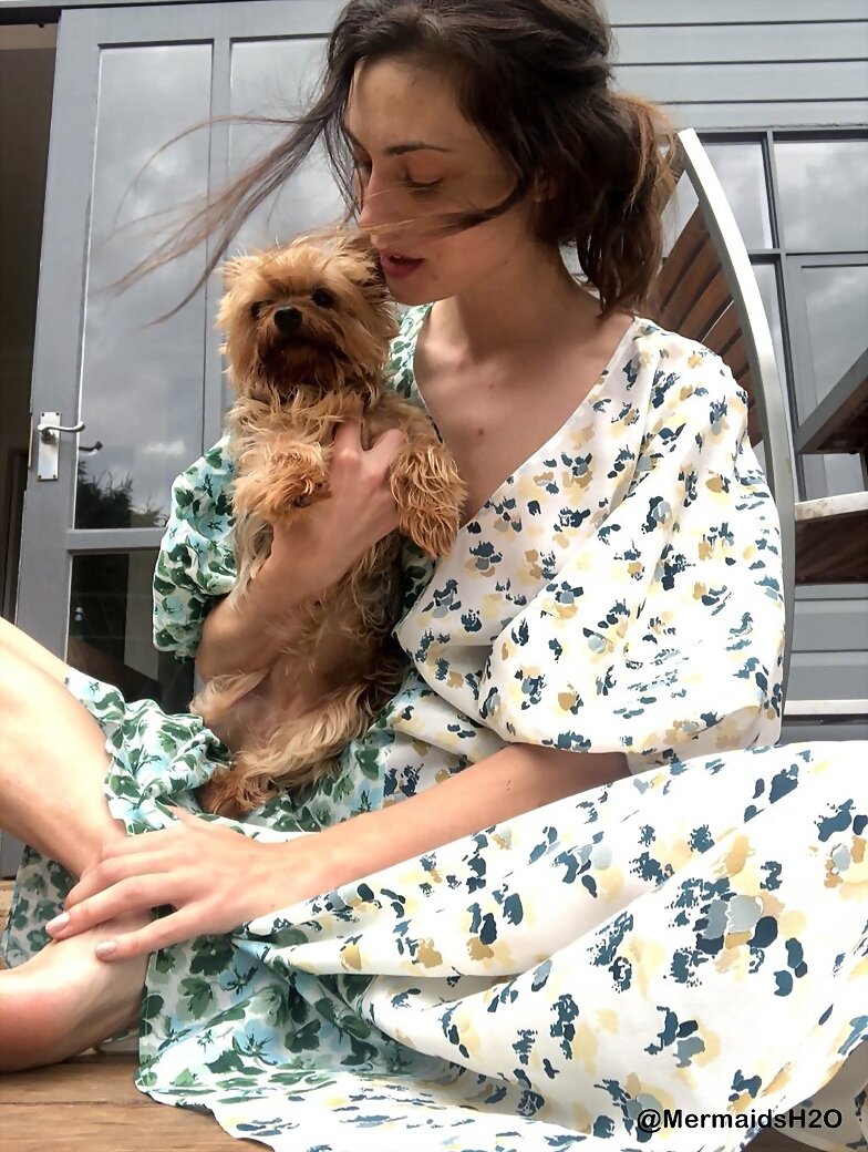 Phoebe Tonkin con su perrita Lola