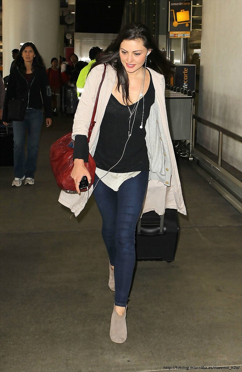 Phoebe Tonkin; LAX airport in Los Angeles