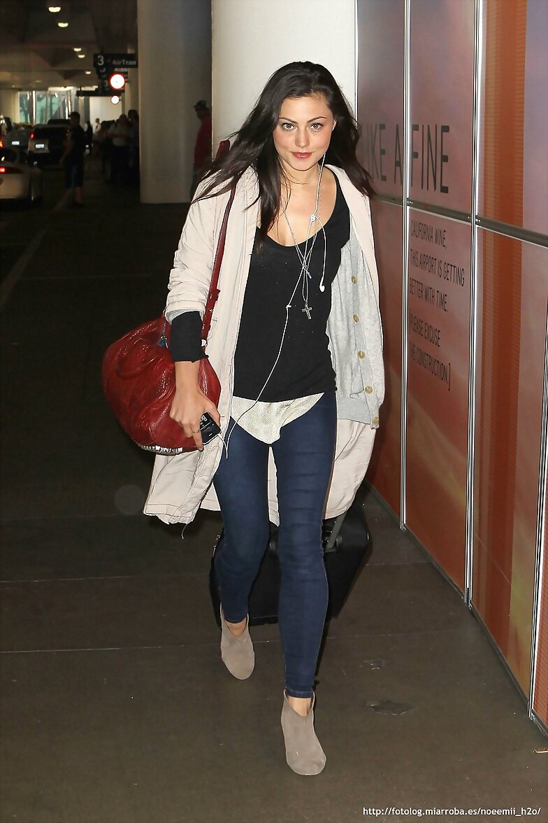 Phoebe Tonkin; LAX airport in Los Angeles