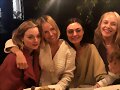 Phoebe Tonkin cena con sus amigas | April 2019