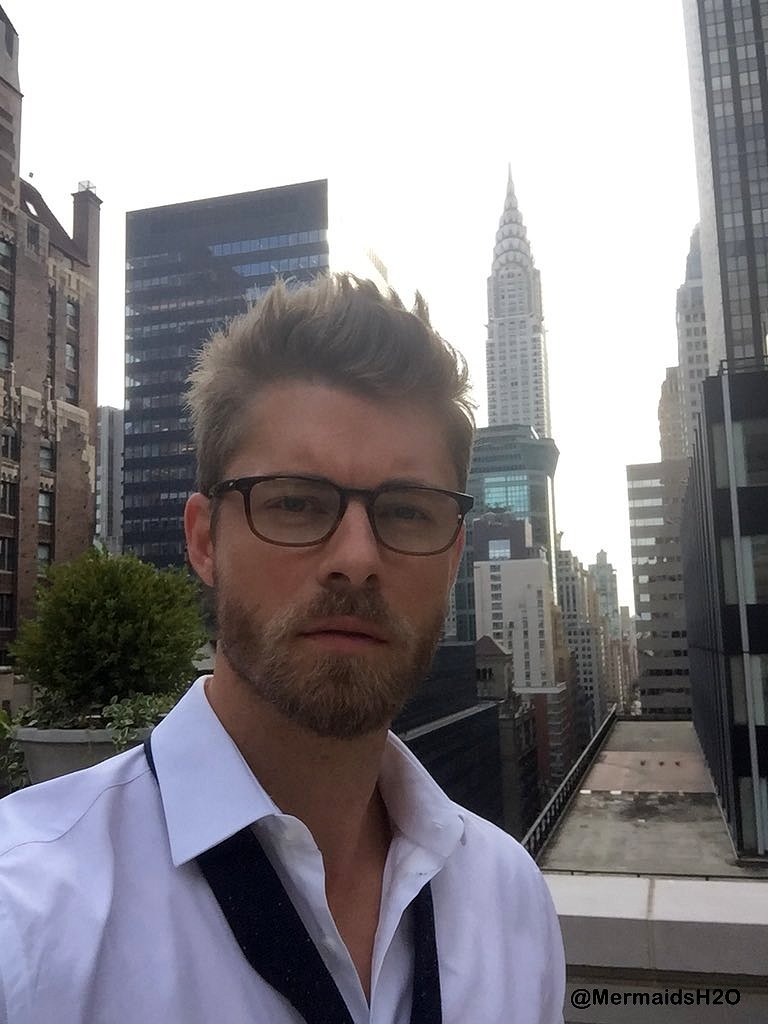 Luke Mitchell en el set de Blindspot S3