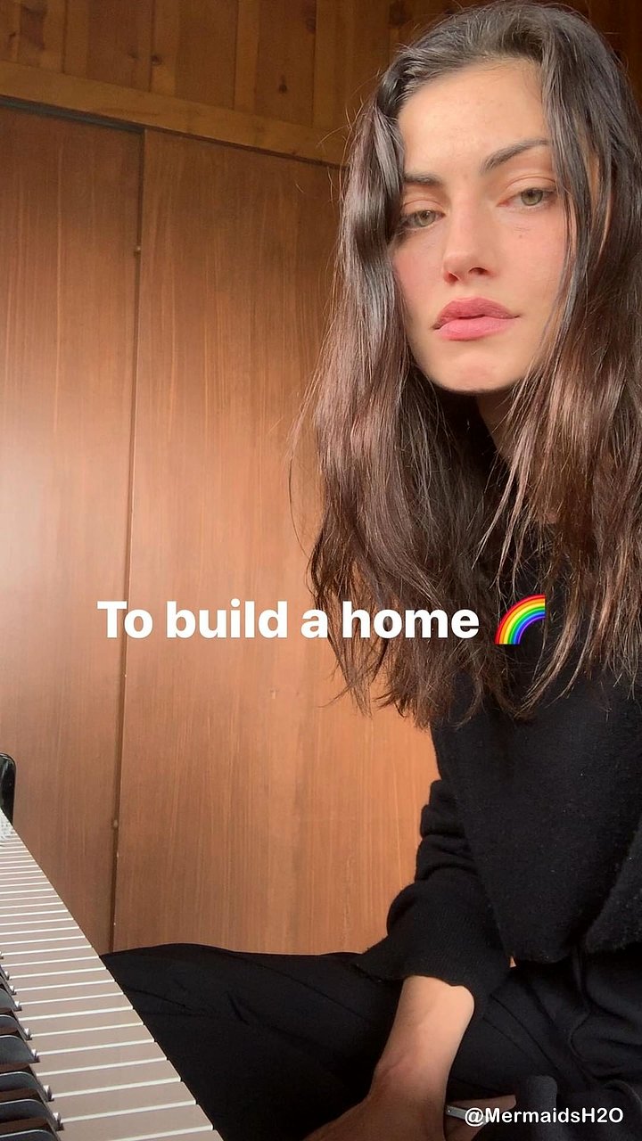 Phoebe Tonkin | April 2019