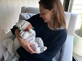 Phoebe Tonkin conociendo el bebe de Claire Holt