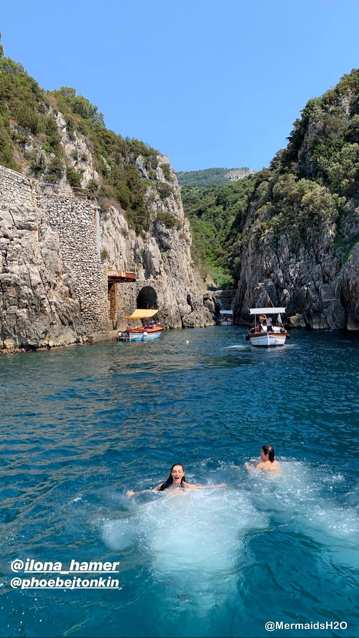 Phoebe Tonkin de vacaciones en Capri, Italia 2019